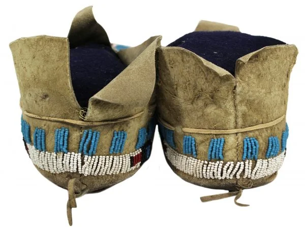 Dakota buckskin shirt. Shoshone beaded bag. Cheyenne moccasins and Lakota  moccasins . - Picture of Fort Caspar Museum and Historic Site, Casper -  Tripadvisor